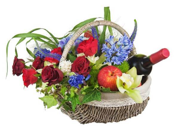 Wineflowers.com: un connubio perfetto di prodotti Wineflowers.com è un negozio online specializzato principalmente nella vendita e nella consegna di fiori, piante e composizioni floreali, ma anche di confezioni regalo di fiori e vino o peluche. Presso l’e-shop è possibile acquistare differenti tipologie di fiori come rose rosse, orchidee, tulipani, fresie, piante e molte altre tipologie ancora. Gli omaggi floreali proposti per qualsiasi tipo di occasione o ricorrenza, possono anche essere accompagnati da messaggi di auguri e/o dalle frasi più romantiche e belle per conquistare una ragazza o un ragazzo. L’e-commerce offre spedizioni in tutto il mondo garantendo sempre la freschezza dei prodotti venduti. Wineflowers.com e i suoi partners Lo shop, che ha la base operativa in Italia e più precisamente a Lecce, raggruppa al suo interno una fitta rete di fioristi esperti che cerca di offrire un servizio celere ed impeccabile. Proprio grazie a questo tipo di collaborazione della quale si avvale, il portale dei fiori riesce ad effettuare le consegne all’estero, coprendo tutto il territorio nazionale ed internazionale. La vasta scelta sul portale di Wineflowers.com La pagina web del negozio offre una vasta scelta di prodotti che possono essere ricercati nelle seguenti categorie: Fiori e Piante Occasioni Regali Best Sellers Nella categoria Fiori e Piante è possibile ricercare l’omaggio adatto ad ogni avvenimento importante tra mazzi di fiori, bouquet, gigli, piante fiorite e composizioni floreali. La sezione “Occasioni” viene ripartita a seconda degli avvenimenti importanti. Infatti, chi non vuole fare passare in secondo piano un anniversario, una nascita, una ricorrenza speciale o un’importante festività, qui può trovare l’ispirazione adatta. Inoltre, l’azienda crea anche decorazioni floreali più sofisticate per celebrazioni e ricevimenti di matrimoni. Nella sezione “Regali” si possono, invece, trovare una serie di articoli diversi dai fiori, ma che possono essere accostati a questi ultimi per creare un’elegante confezione regalo. I prodotti trattati, consegnati a domicilio solo in Italia, sono torte, vini e peluche. Tra i dolci più golosi e conosciuti si possono trovare la torta sacher, quella mimosa, quella alla frutta e la classica torta di cioccolato e, tra i vini più rinomati, il brunello di Montalcino. Una trovata carina per poter addolcire il destinatario e stupirlo. Infine nell’unità “Best sellers” è possibile riservare le migliori proposte del momento e quelle più richieste e ricercate. Tra le confezioni maggiormente in voga possono essere acquistate una dozzina di rose rosse, una composizione di rose, gerbere ed orchidee oppure un cesto di fiori misti. Il blog Wineflowers.om Wineflowers.com mette a disposizione dei suoi acquirenti un blog sul quale si possono trovare tutte le informazioni che hanno come filo conduttore i fiori e le piante. Nel website ci si può sbizzarrire a curiosare tra il mondo dei fiori, dove vengono descritte tutte le caratteristiche per ogni tipologia di pianta, tra le poesie o tra le frasi famose più celebri. Insomma, chi è alla ricerca di idee sicuramente non resterà deluso e potrà prendere spunto dalle idee selezionate per poter regalare al proprio lui/lei un omaggio particolare. Come “socializza” sul web Wineflowers.com Lo shop è presente sui principali social come Facebook, Twitter e Google+ per restare sempre collegato sulla rete e per permettere ai propri utenti di seguire in tempo reale tutte le news del momento. Circuiti di pagamento ammessi su Wineflowers.com Il negozio online permette di effettuare i pagamenti degli ordini mediante bonifici bancari, carte di credito e PayPal. I circuiti di carte di credito ammessi sono Visa, Maestro, MasterCard, American Express e Postepay. Spedizioni Il negozio oltre ad offrire le spedizioni su tutta la Penisola Italiana, mediante la fitta rete di fioristi affiliati con i quali collabora, effettua anche le consegne di fiori, composizioni floreali e piante floreali in tutto il mondo come in Argentina, Filippine, Cina, Malesia e Nuova Zelanda direttamente al domicilio del destinatario. I prezzo definitivo visualizzato al momento dell’ordine è comprensivo dei relativi costi di consegna. Nel caso in cui la consegna sia effettuata all’estero o fuori dal territorio europeo, Wineflowers.com permette di tracciare il proprio ordine attraverso uno specifico sistema di tracking delle spedizioni, visualizzabile nella sezione “oders tracking” della homepage. La pagina è in inglese, ma per accedere al programma basta inserire i dati dell’ordine d’acquisto e l’email. Servizio clienti Il servizio clienti, attivo 7 giorni su 7, è a disposizione per qualsiasi informazione o chiarimento e può essere contattato mediante formulario, email, fax o Skype. Il formulario viene messo a disposizione nella sezione “contact us” e basta inserire i propri dati e le informazioni che si desidera ricevere. Attraverso le email il customer service risponderà a tutte le domande. Di seguito sono indicati gli indirizzi che l’azienda fornisce per smistare le istanze in base alle esigenze. Pertanto, tutte le informazioni generiche possono essere formulate al seguente indirizzo di posta elettronica: info@wineflowers.com; tutti i chiarimenti relativi agli ordini, alle spedizione od ai pagamenti alla seguente email: customer-care@wineflowers.com. Inoltre tutte le richieste possono pervenire attraverso fax al seguente numero: +39 06 83700371; o per Skype ricercando i seguenti dati: wine.flowers. In aggiunta, è consultabile la sezione FAQ in cui è possibile trovare le risposte alle domande più frequenti. Come utilizzare il codice sconto Wineflowers.com in pochi passaggi: Scegli il codice sconto Wineflowers.com che ti interessa e selezionalo cliccando su “Riscuoti codice sconto”; Copia il coupon ed accedi alla pagina dell’e-shop digitando “Visita il negozio” per esplorare i suoi contenuti; Dopo aver selezionato l’articolo più adatto ai tuoi gusti, inserisci tutti i dati richiesti dal website compilando l’apposito modulo, scegli il paese di destinazione e clicca su “Compra ora”; Adesso introduci nella apposita casella” hai un coupon?” il codice sconto in tuo possesso e attivalo; Dopo averlo inserito il coupon, verrà immediatamente applicata la vantaggiosa promozione selezionata appositamente per te da Signor Sconto; Ora seleziona l’acquisto e prosegui seguendo le istruzioni fornite dal negozio online per procedere al pagamento dell’articolo desiderato; Adesso incrocia le dita, perché i fiori scelti da te per il tuo lui o la tua lei stanno per arrivare!