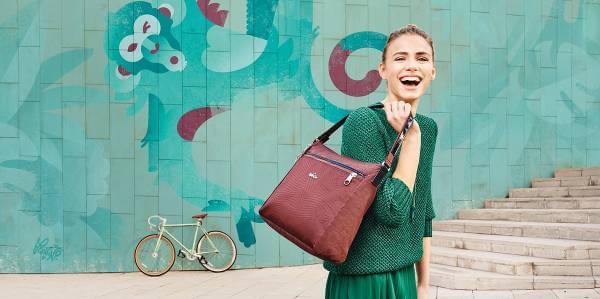 Borse, zaini e accessori colorati, giovani e creativi